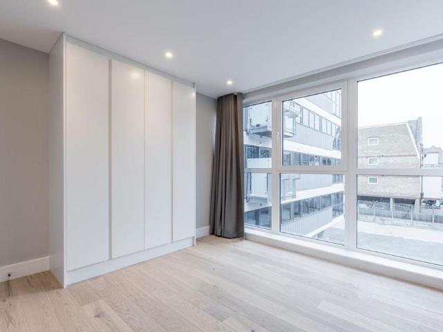 Apartment for rent in Longlands, Greater London