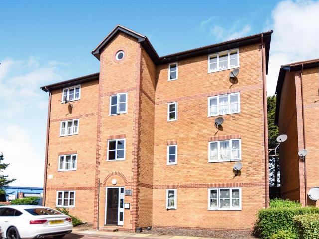 Flat for rent in London Borough of Merton, Collier's Wood