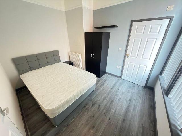 Flat for rent in Elm Park, Calderstones