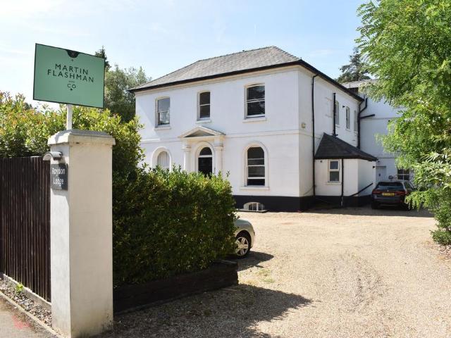 Flat for rent in Row Town, Surrey