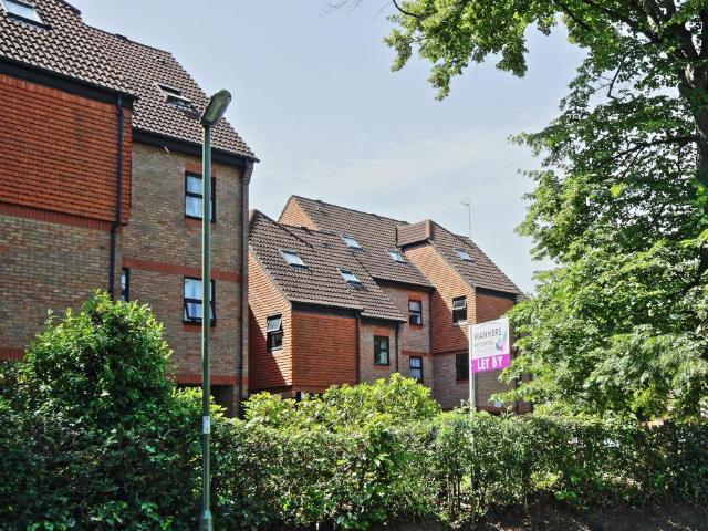 Flat for rent in Horsell, Woking