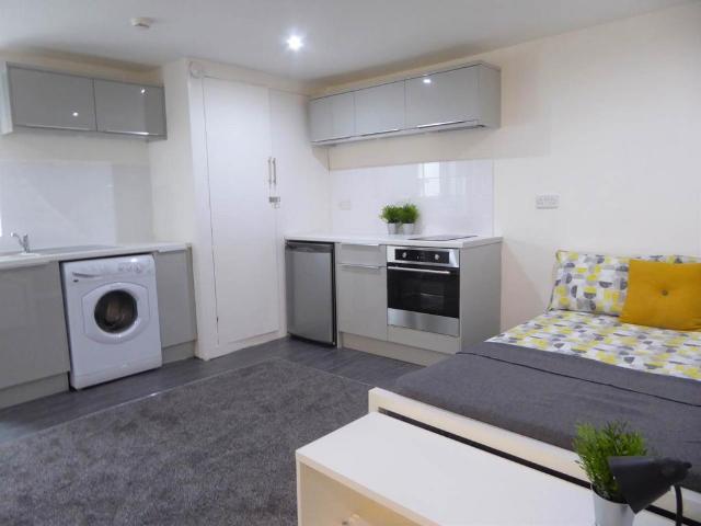 Flat for rent in Huddersfield, West Yorkshire