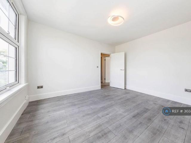 Apartment for rent in Claremont Estate, Greater London