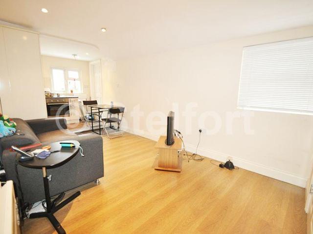 Flat for rent in Highbury, Greater London