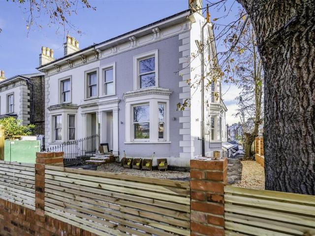 Flat for rent in Red Hill, Surrey