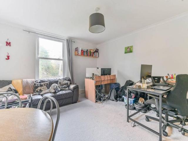 Apartment for rent in London Borough of Croydon, Cat Hill