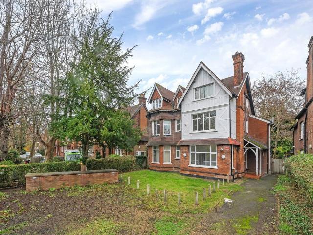 Flat for rent in Furzedown, Greater London
