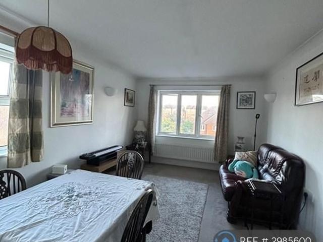 Apartment for rent in Blackhills, Surrey
