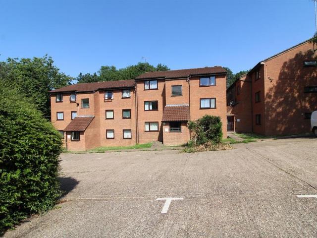Flat for rent in Woodhall Farm, Pouchen End
