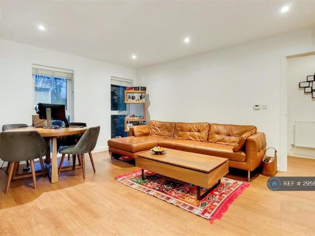 Flat for rent in Little Stanmore, Greater London