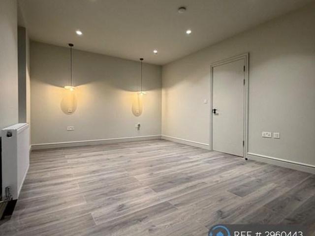 Flat for rent in West Hackney, Greater London