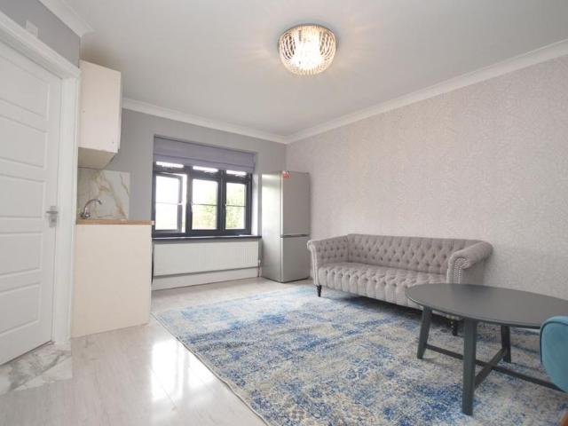 Apartment for rent in Fairlop, Greater London
