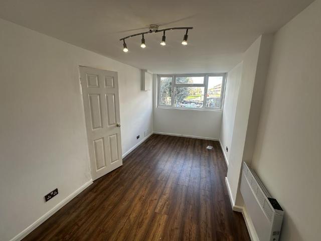 Flat for rent in Grovehill, Pouchen End