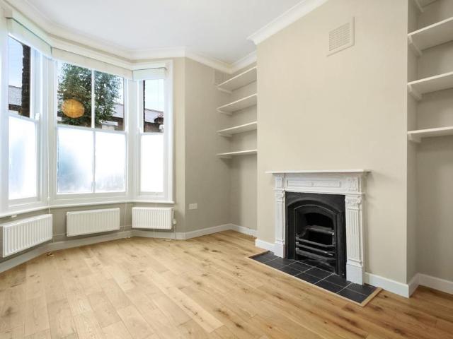 Flat for rent in Kensal Town, Greater London