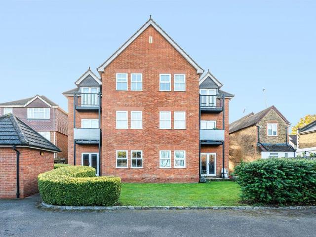 Flat for rent in Woking, Surrey
