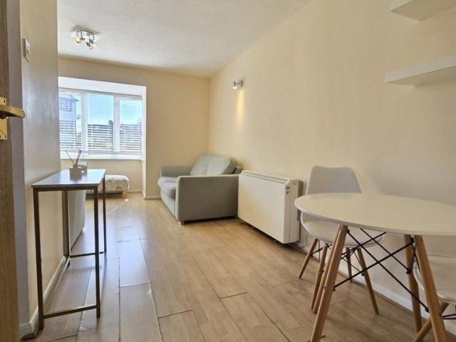 Apartment for rent in Bowes, Greater London