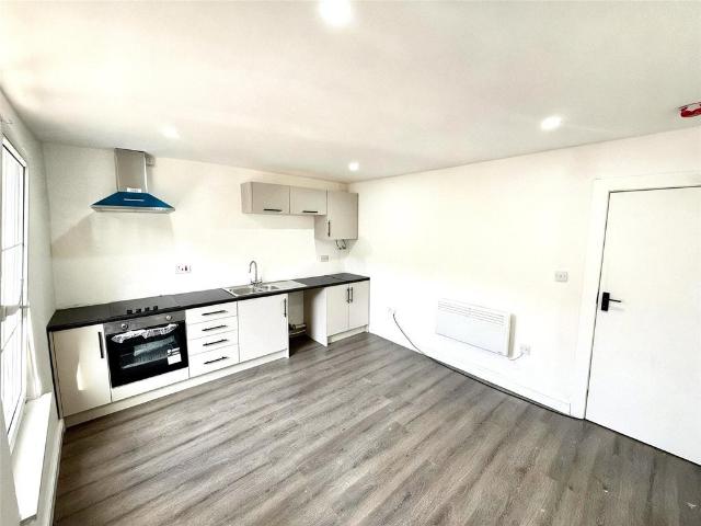Flat for rent in Dixons Green, West Midlands