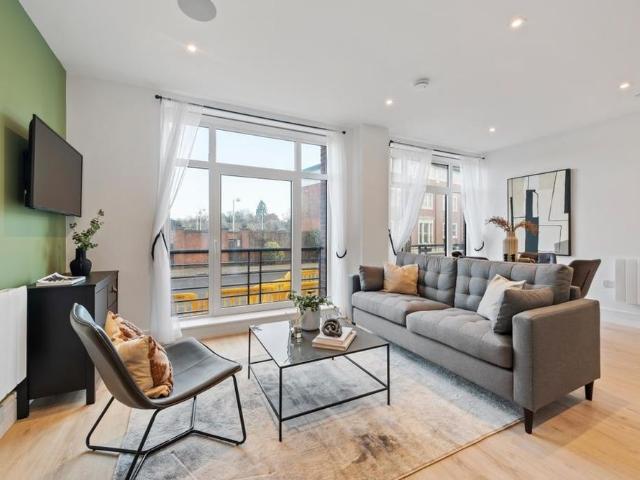Apartment for rent in Row Town, Surrey