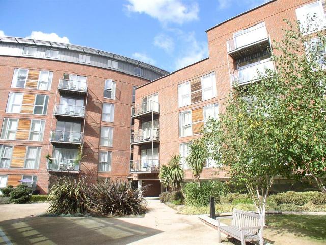 Flat for rent in Blackhills, Surrey