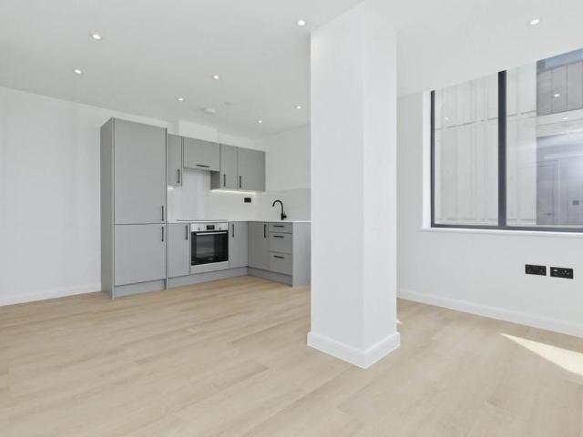 Apartment for rent in Longlands, Greater London