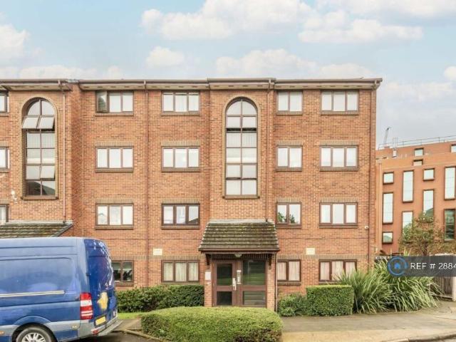 Flat for rent in London Borough of Ealing, Greater London