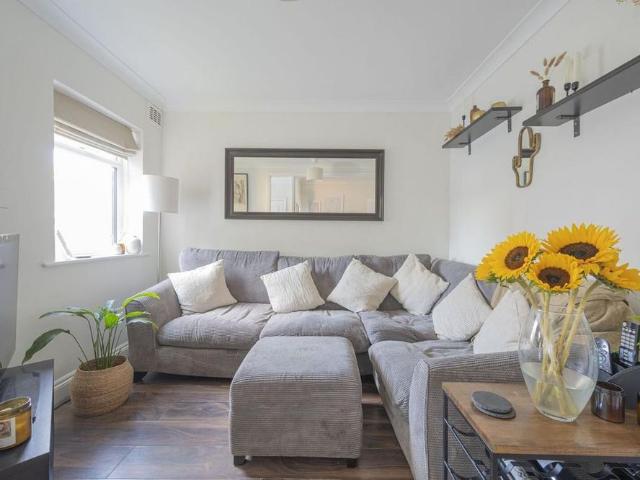 Apartment for rent in London Borough of Merton, Collier's Wood