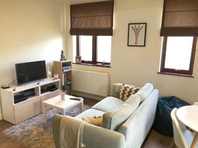 Apartment for rent in Row Town, Surrey