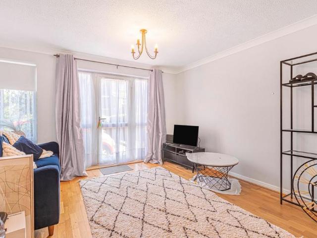 Apartment for rent in Longlands, Greater London