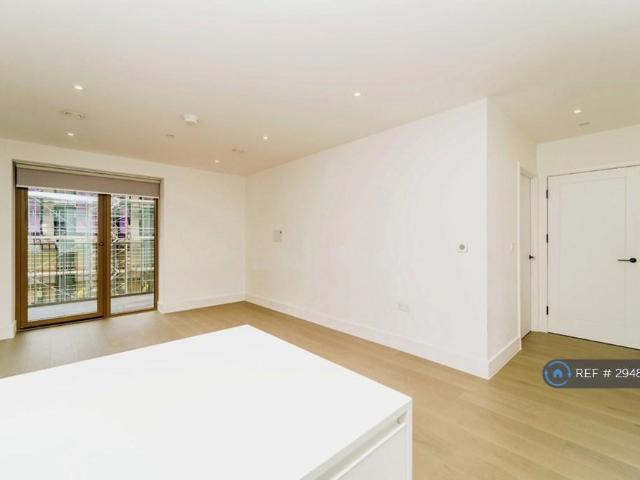 Flat for rent in London Borough of Hounslow, Strand