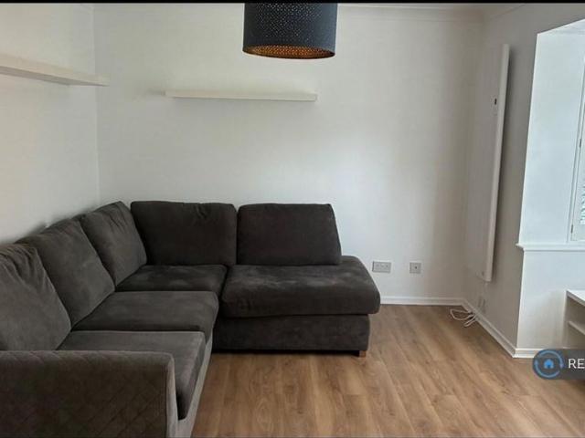 Apartment for rent in London Borough of Merton, Collier's Wood