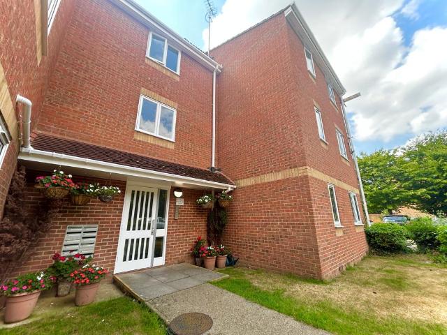 Flat for rent in Hackbridge, Greater London