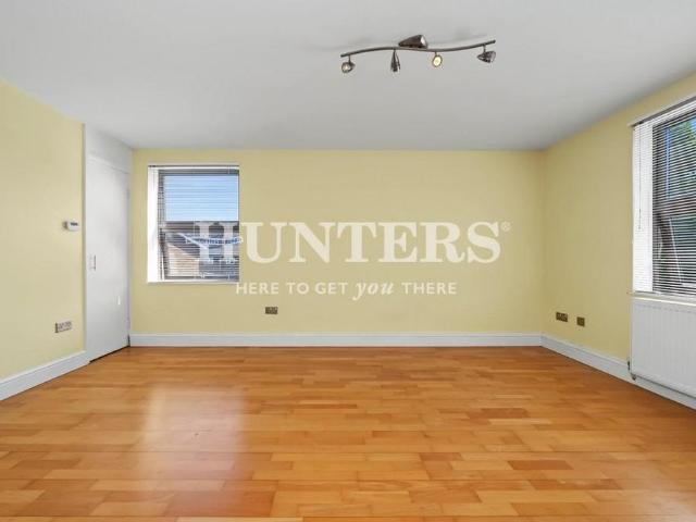 Apartment for rent in Brondesbury, Greater London
