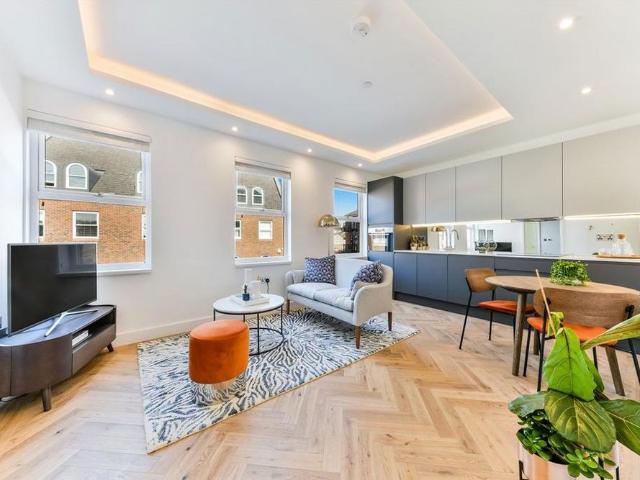 Apartment for rent in Row Town, Surrey