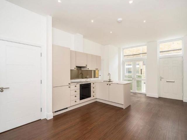 Apartment for rent in Longlands, Greater London