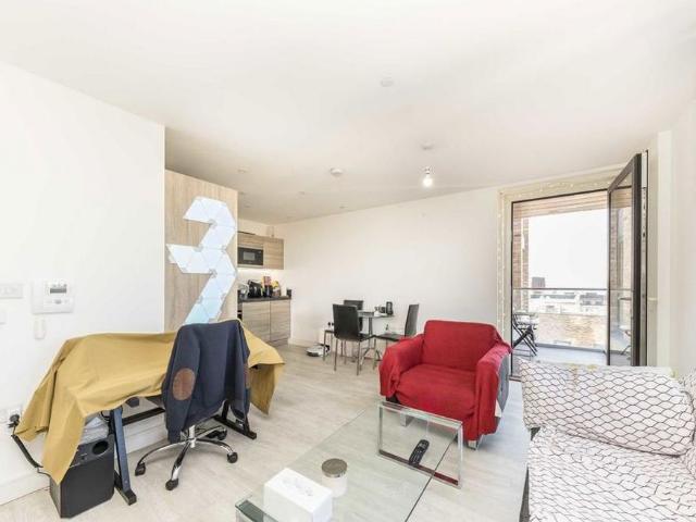 Apartment for rent in Greenland Place, Greater London
