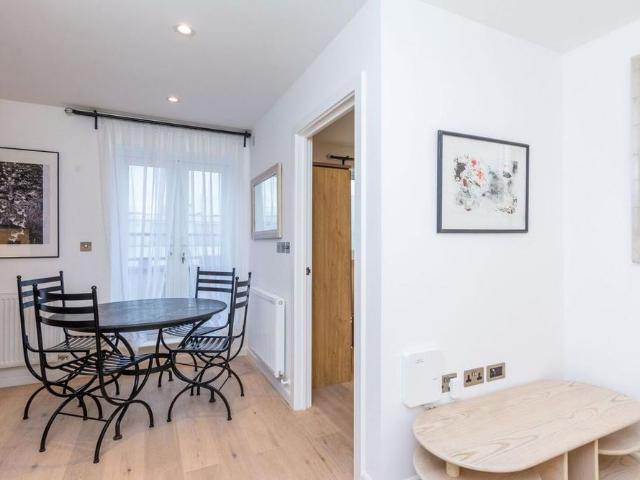 Apartment for rent in Cottenham Park, Greater London