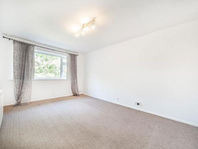 Apartment for rent in Hampton Hill, Greater London