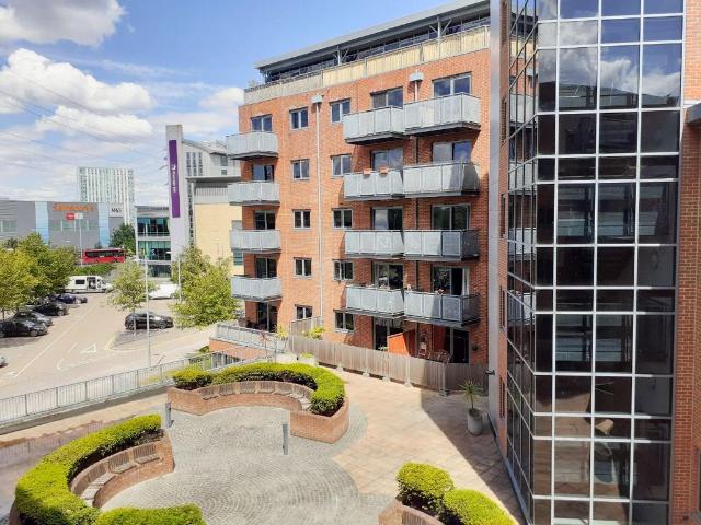 Flat for rent in London Borough of Merton, Collier's Wood