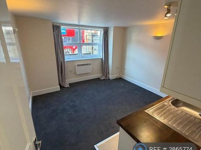 Flat for rent in Summerstown, Greater London