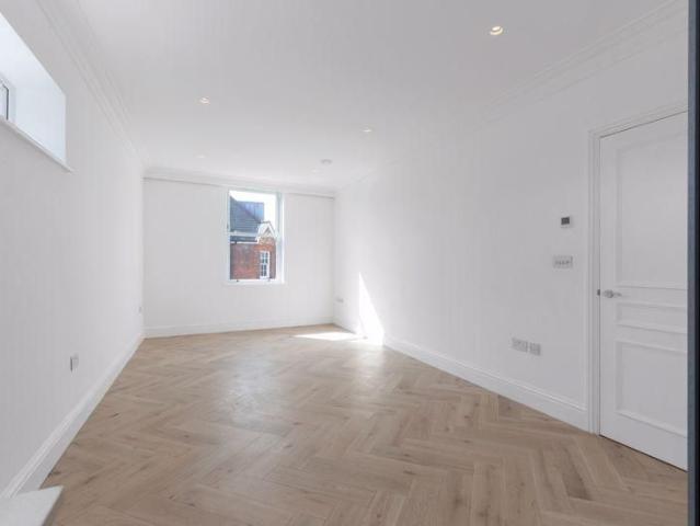 Apartment for rent in Blackhills, Surrey
