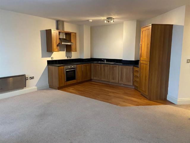 Flat for rent in Lindley, West Yorkshire