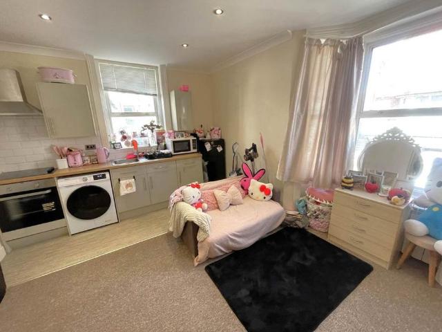 Apartment for rent in Roselands, Eastbourne