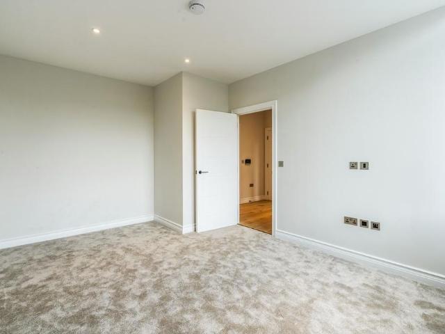 Apartment for rent in Blackhills, Surrey