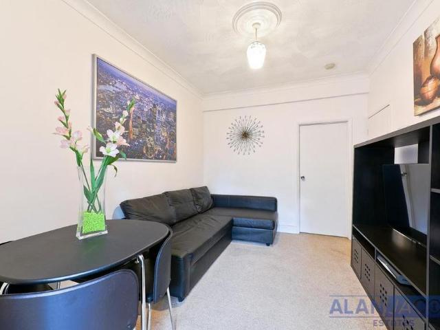 Apartment for rent in Loxford, Seven Kings