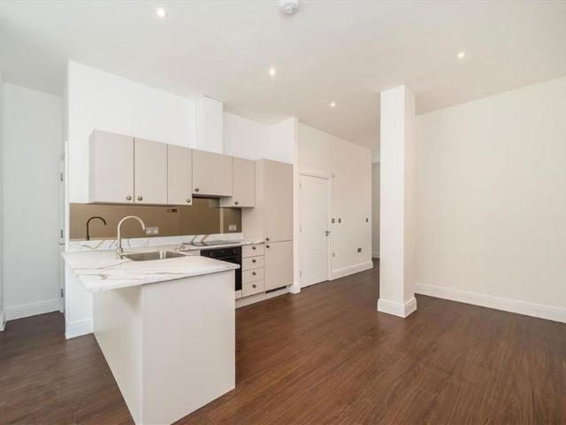 Apartment for rent in Longlands, Greater London