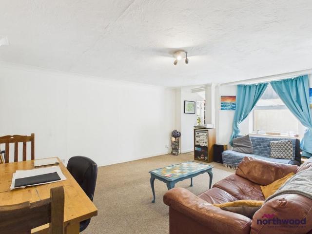 Apartment for rent in Roselands, Eastbourne
