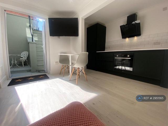 Flat for rent in Golden Valley, Gloucestershire