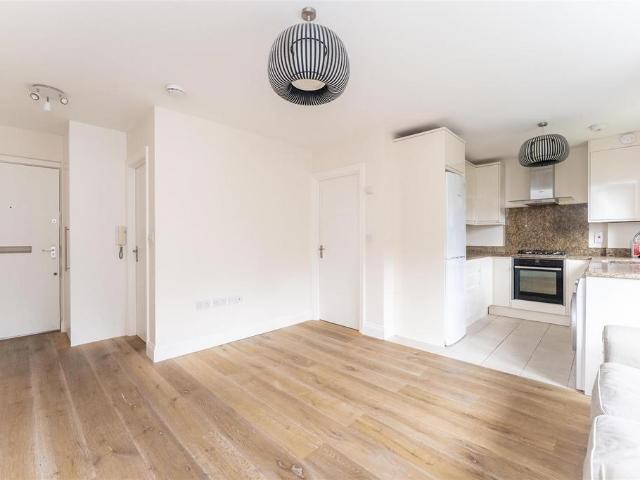 Flat for rent in London Borough of Ealing, Greater London