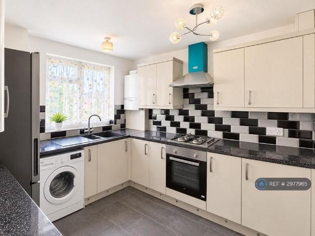 Apartment for rent in Aldersbrook, Greater London