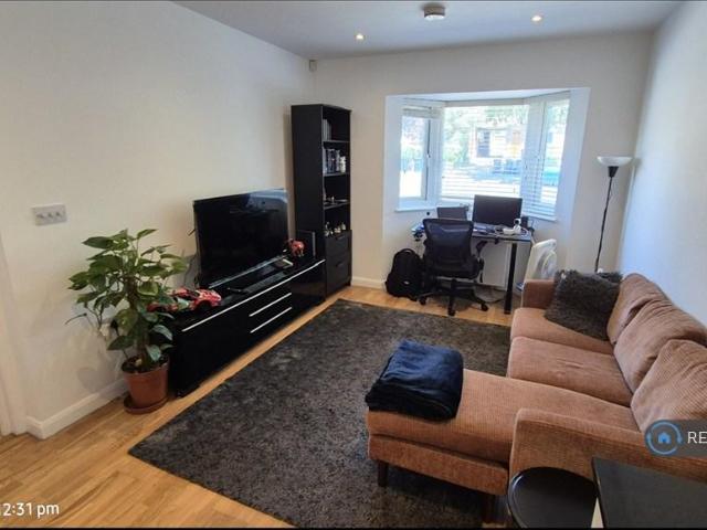 Flat for rent in The Hale, Mill Hill
